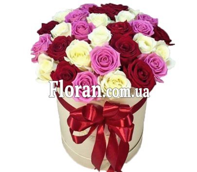 Троянди різних кольорів у коробці