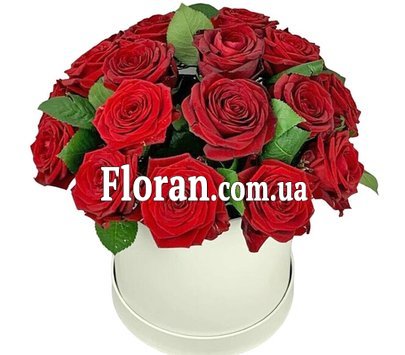 Троянди у білій коробці