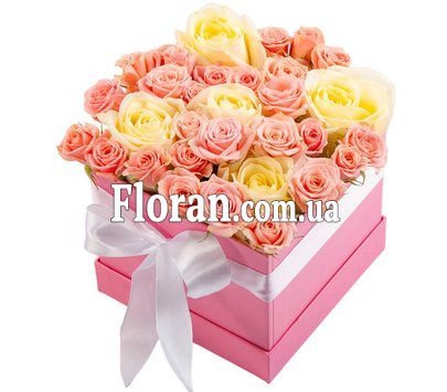 Троянди у квадратній коробці