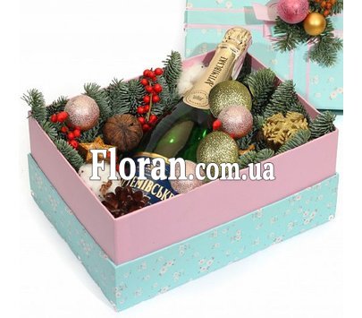 Шампанское в коробке с елью