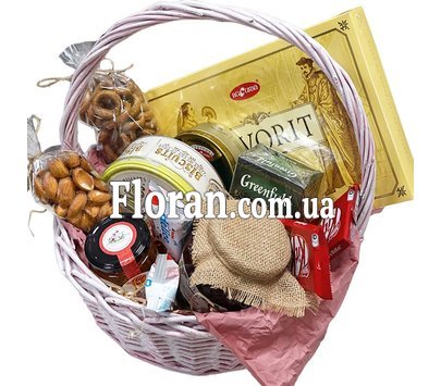 Сладости в корзине