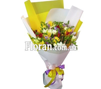 Яркий букет фрезий