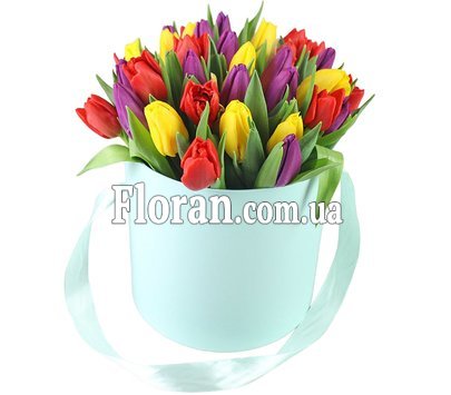 Яскравий букет тюльпан в коробці