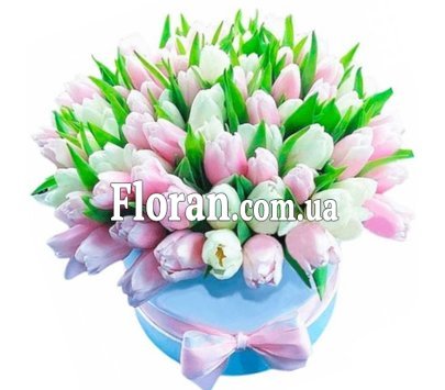 Белые и розовые тюльпаны в коробке