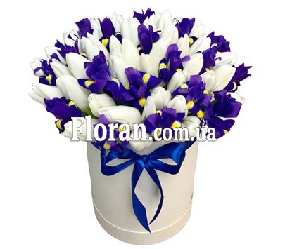 Белые тюльпаны и ирисы в коробке