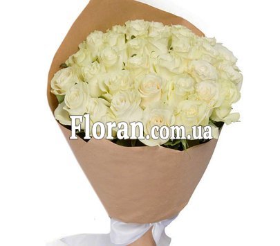 Букет белых роз в крафтовой бумаге