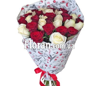 Букет из белых и красных роз