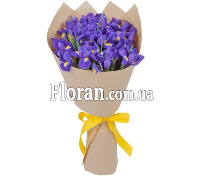 Букет з ірисів у крафт папері