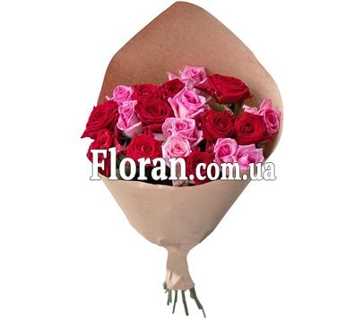 Букет из красных и розовых роз в крафте