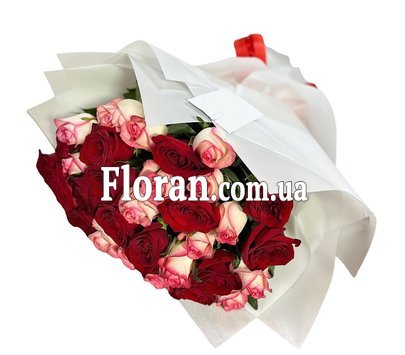 Букет из красных роз и роз Джумилия