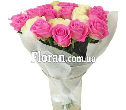 Букет из розовых и белых роз