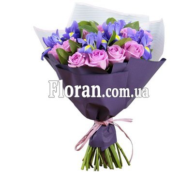 Букет з рожевих троянд та ірисів