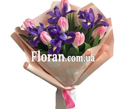 Букет рожеві тюльпани з ірисами