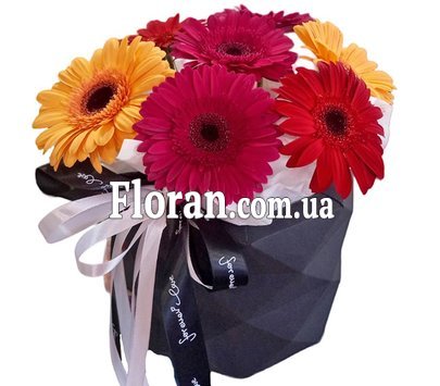 Квіти в чорній капелюшній коробці