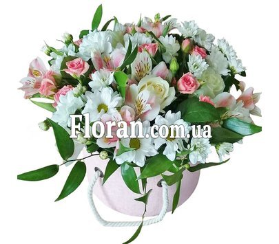 Квіти в рожевій капелюшній коробці