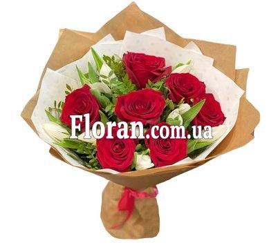 Контрастний букет з троянд і тюльпанів