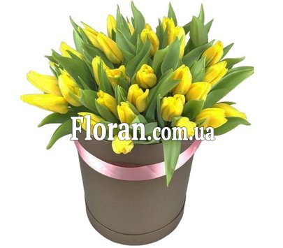 Коробка із жовтих тюльпанів