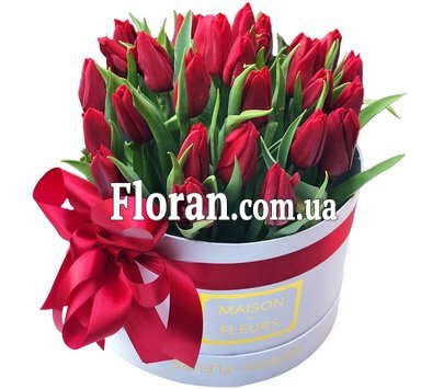 Коробка червоних тюльпанів