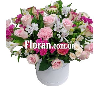 Коробка з різними квітами