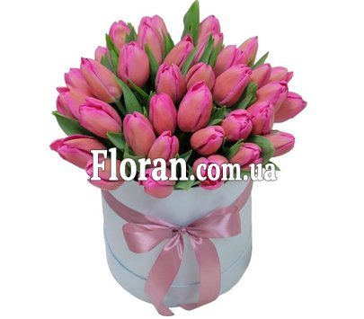 Коробка з рожевими тюльпанами