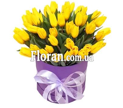 Коробка з жовтими тюльпанами