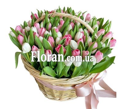 Красивий кошик зі 101 тюльпану