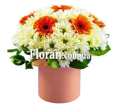 Гарний букет квітів у коробці