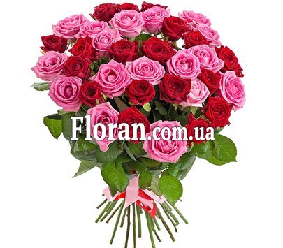 Красивый букет из красных и розовых роз