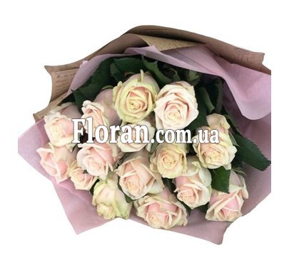 Красивый букет кремовых роз