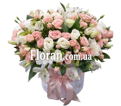 Красивий букет в капелюшній коробці