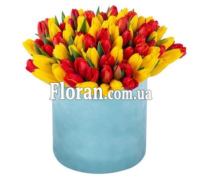 Красные и желтые тюльпаны в коробке