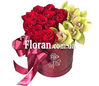 Маленька композиція з квітів у коробці