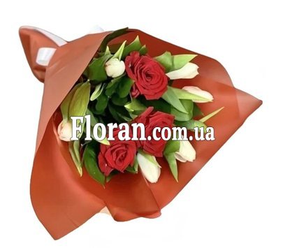 Маленький букет из роз и тюльпанов