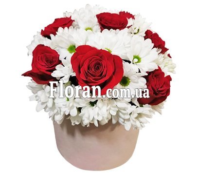 Невеликий букет квітів у коробці