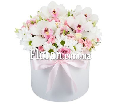 Нежная композиция из цветов в коробке