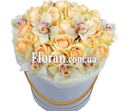 Ніжні квіти в шляпній коробці