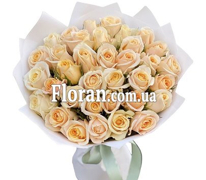 Нежный букет персиковых роз