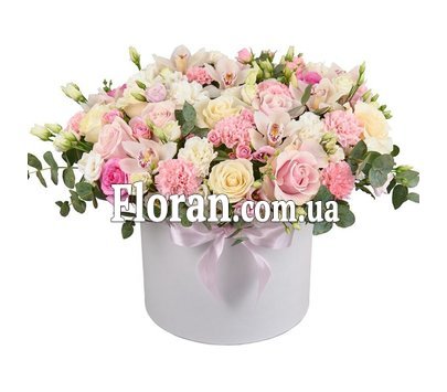 Ніжний букет у капелюшній коробці