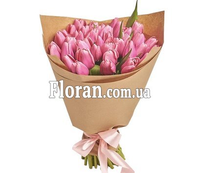 Рожеві тюльпани в крафт папері