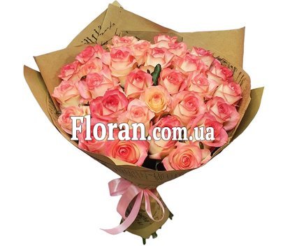 Розы Джумилия в крафтовой бумаге