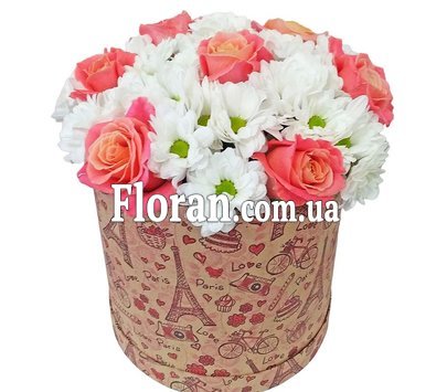 Троянди та хризантеми в коробці