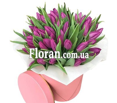 Капелюшна коробка з фіолетовими тюльпанами