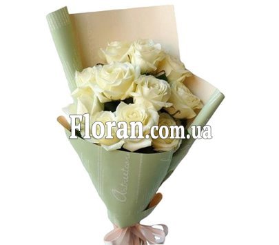 Вертикальный букет белых роз