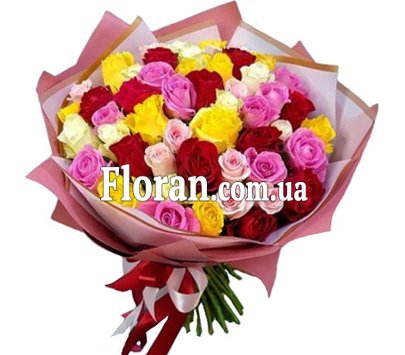 Яскравий букет із різнокольорових троянд