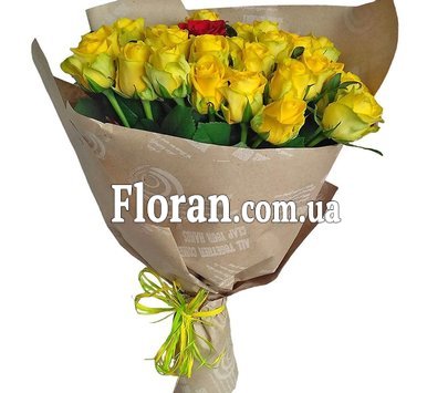 Жовті троянди навколо червоної троянди