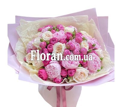 Букет із півоній і троянд