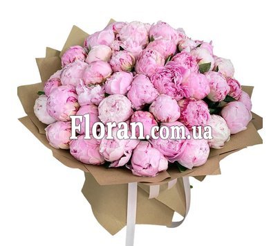 Букет пионов в крафтовой бумаге