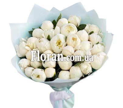 Букет з білими півоніями