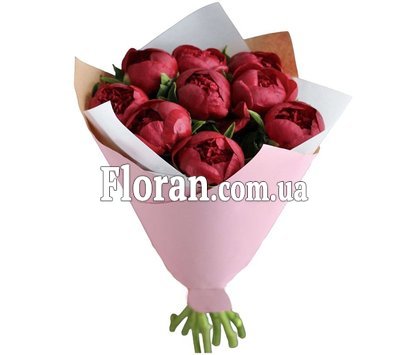 Букет з бордовими півоніями