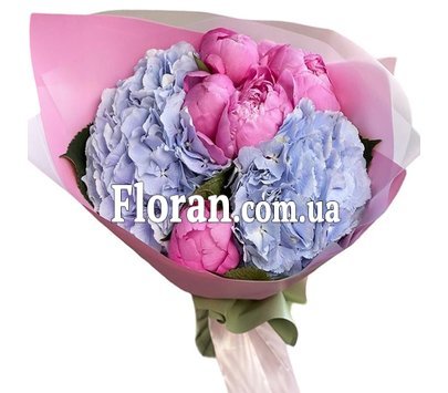 Небольшой букет с пионами